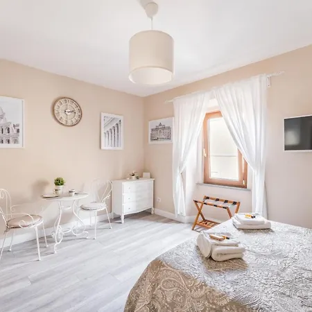 The Small Nest At Coliseum *