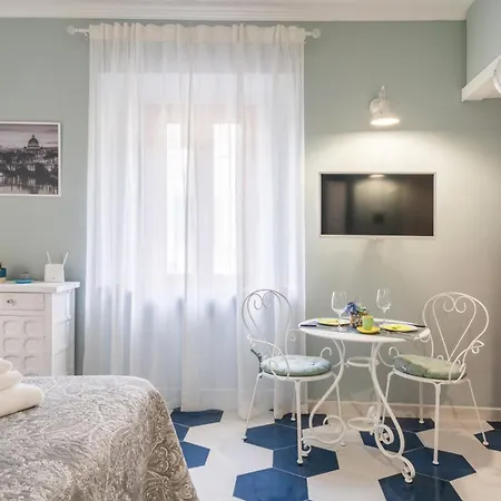 The Small Nest At Coliseum Rom