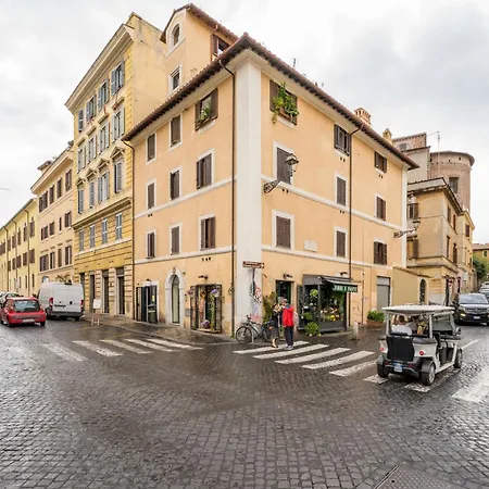 The Small Nest At Coliseum Apartment