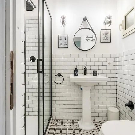 The Small Nest At Coliseum *