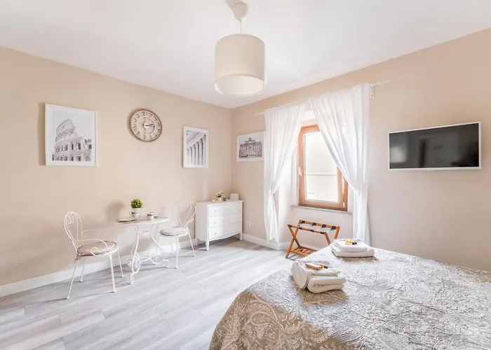 The Small Nest At Coliseum *