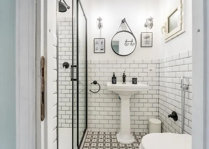 The Small Nest At Coliseum *